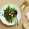 Espárragos verdes, con aceitunas kalamata.