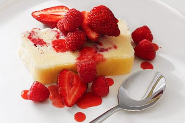 Semifreddo de miel con fresas y frambuesas