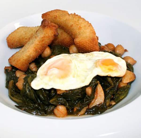 Espinacas con Garbanzos y Huevos Fritos