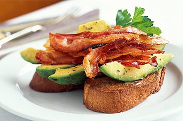 Tostadas con aguacte y bacón