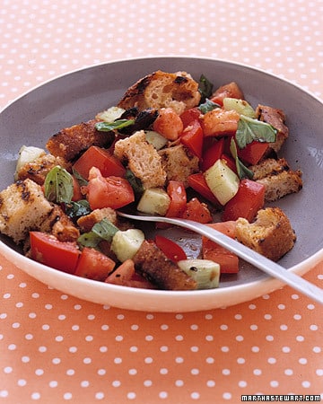 Ensalada de tomate y pan tostado