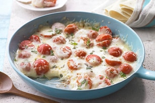 Queso fundido con tomate y albahaca