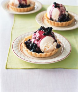 Mini tartas con helado y salsa de arándanos