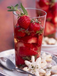 Fresas de menta con vino blanco