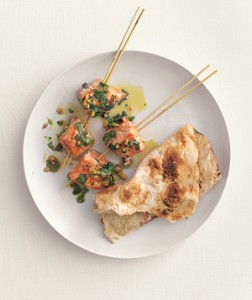 Pinchos de Salmón con salsa de cilantro