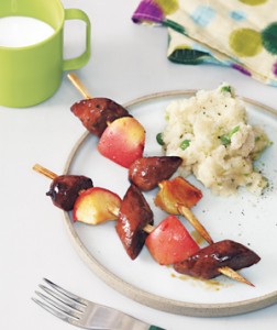 Pinchos de salchichas y manzana 