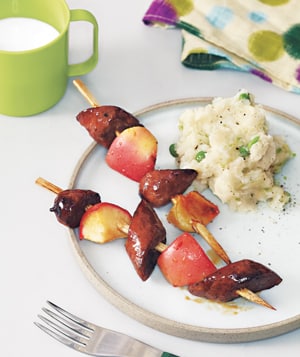 Pinchos de salchichas y manzana