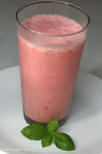 Batido de fresa y albahaca