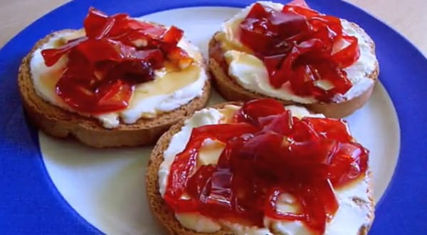 Canapés de Queso con Pimientos Caramelizados