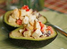 Aguacates rellenos de ensalada