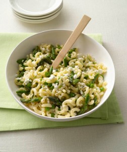 Ensalada de macarrones con espárragos y guisantes