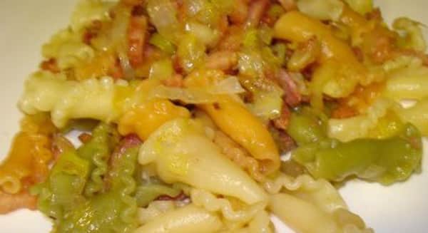 Pasta de Colores con Puerros y Beicon