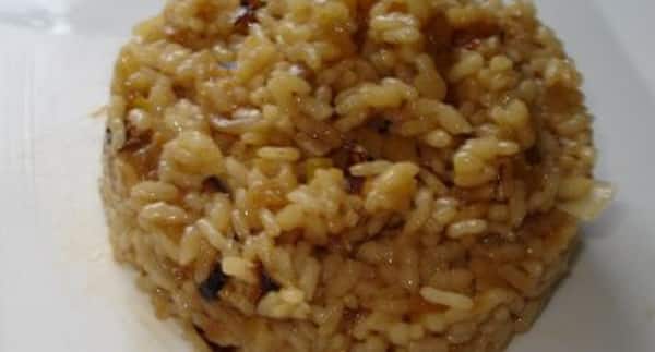 Arroz con cebolla confitada