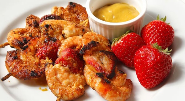 Brochetas de Camarones con Fresas