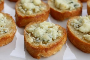 Brushetta con queso gorgonzola y miel  