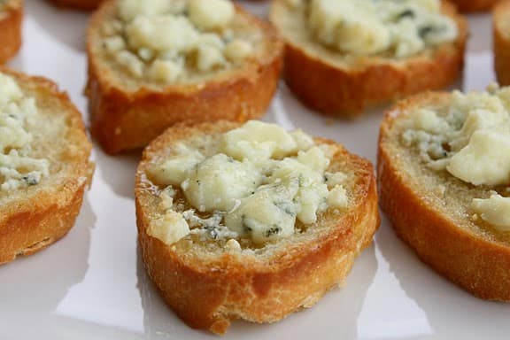 Brushetta con queso gorgonzola y miel