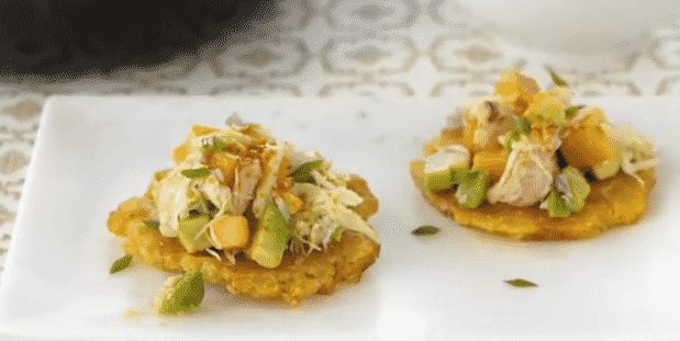 Tostones con ensalada de cangrejo y aguacate