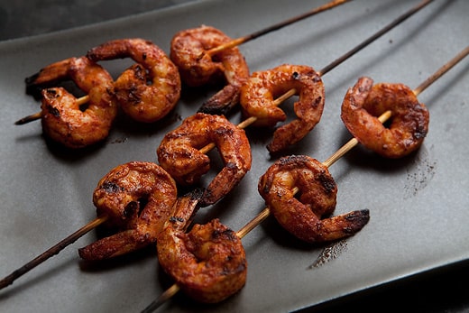 Brocheta de camarones con paprika