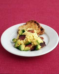 Huevos Revueltos con Aguacate y bacon