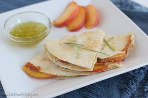 Quesadillas de melocotón y queso brie