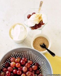 Uvas con crema y azúcar morena.