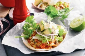 Tostadas de pavo, aguacate y crema agria 