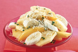 Ensalada de fruta, con coco y crema