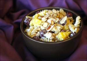 Ensalada de pasta con uvas y piña