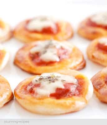 Mini pizzas con queso de crema, y jamón