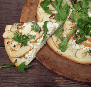 Pizza con queso de cabra, manzana y nueces