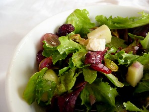 Ensalada mixta, con fruta y queso 