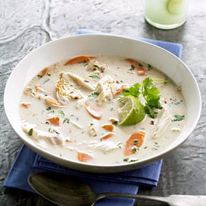 Sopa de pollo con un toque de coco y lima