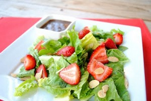 Ensalada con fresas y una vinagreta balsámico