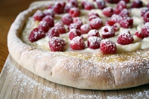 Pizza dulce con queso mascarpone y frambuesas