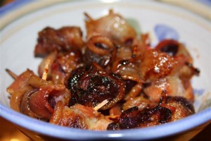 Uvas cubiertas en tocino