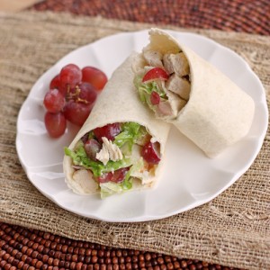 Sandwich de tortilla con pollo y uvas