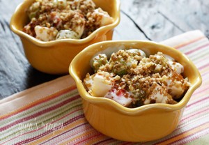 Ensalada de manzanas y uvas, con un toque de yogur