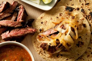 Tacos con bistec y cebollas caramelizada