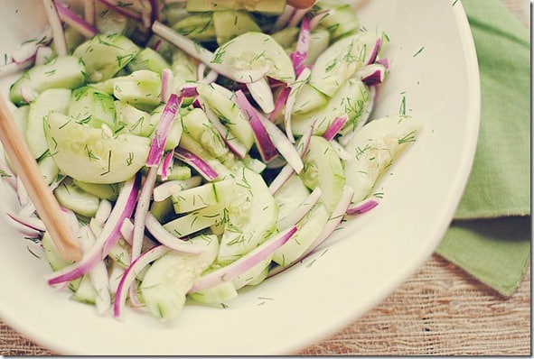 Ensalada dulce de pepino y cebolla roja