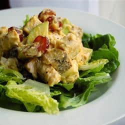 Ensalada de pollo con un toque curry y fruta