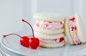 Mini sándwiches de piña y cerezas 