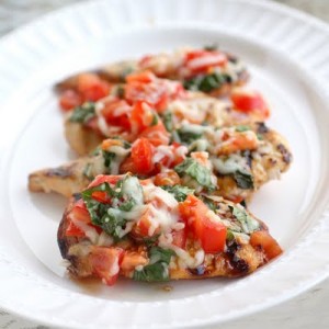 Pollo a la parrilla con un toque de bruschetta 