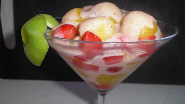 Bolitas de Manzana con Salsa de Yogurt