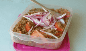 Ensalada de lentejas con cebolla y tomate