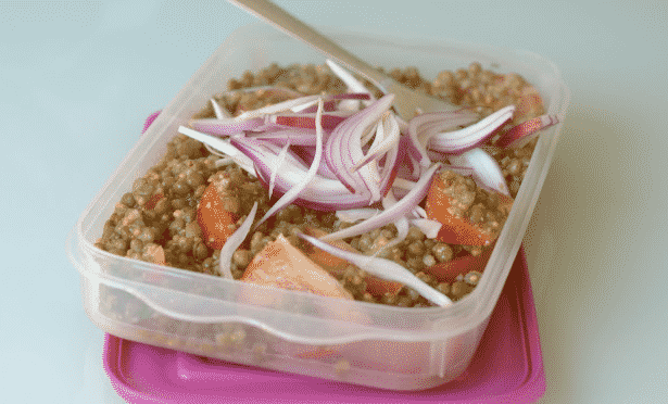 Ensalada de lentejas con cebolla y tomate