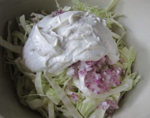 Ensalada de col con salsa ligera de yogur