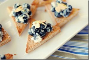 Crostini de arándanos azules