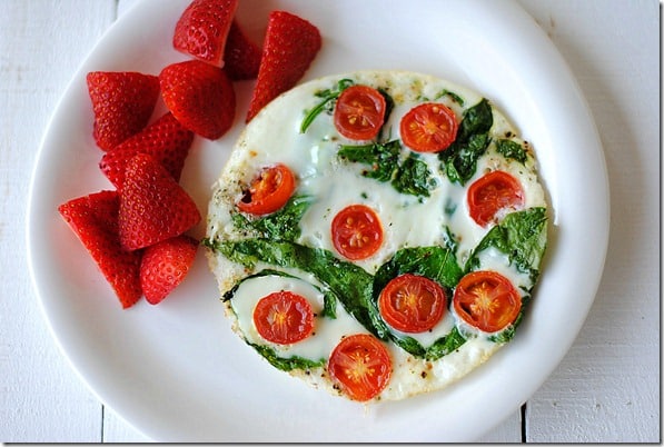 Tortilla de claras de huevos, con espinaca y tomates