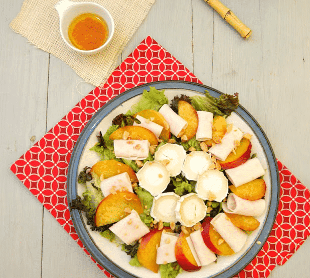 Ensalada de nectarinas, pollo y queso