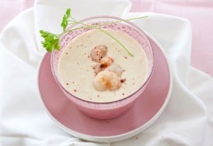 Sopa de gambas y leche de coco 